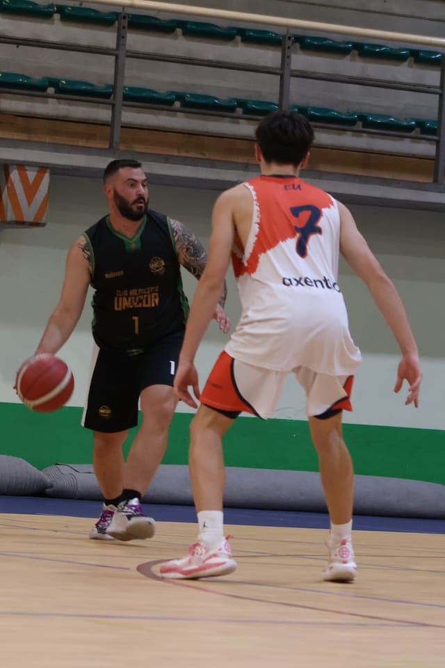 Dos jugadores en la pista de la IDM Fuensanta, con la grada detrás