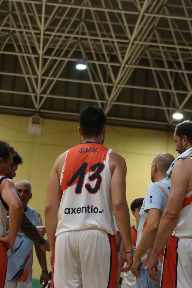 Jugadores reunidos en la pista durante un partido
