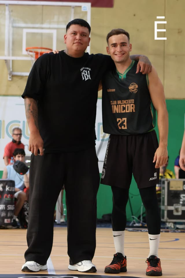 Dos jugadores posando juntos en la pista de la Copa Habitantes 2026